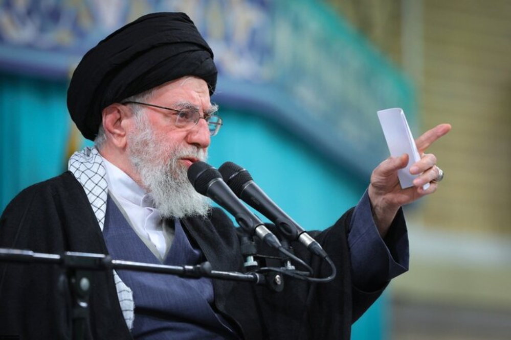رهبر انقلاب: اگر جنگی راه بیندازند این بار جنگ منطقه‌ای خواهد بود